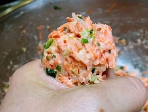 油炸胡萝卜香菜鸡蛋素菜丸子做法教程