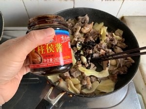 用柱候酱煮的超级好吃的广式子姜焖鸭