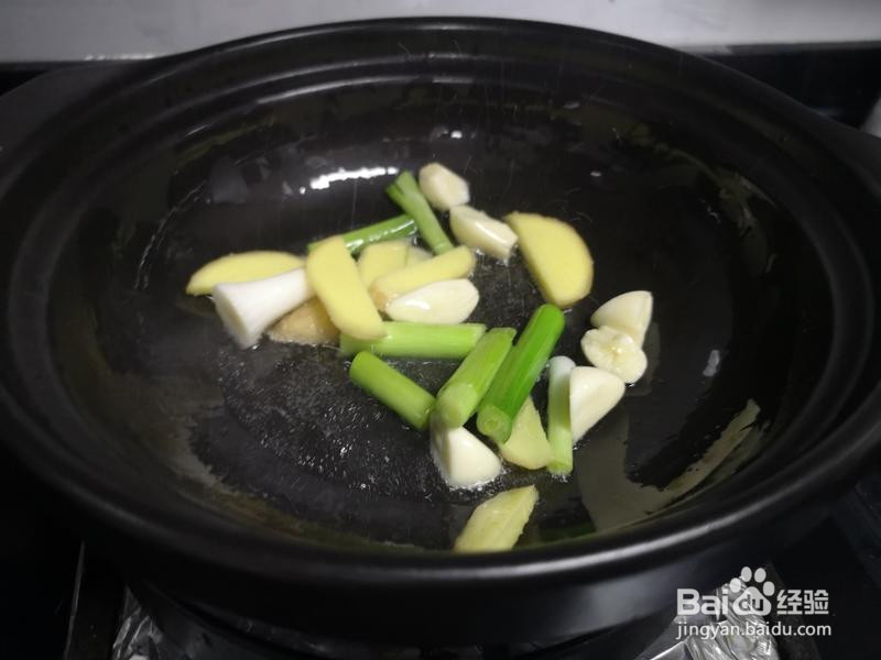 黄骨鱼豆腐煲的做法
