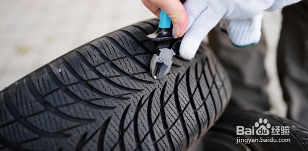 新车2天扎胎了怎么处理