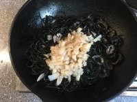 如何做出一份鲜美绝佳的墨鱼汁意面？