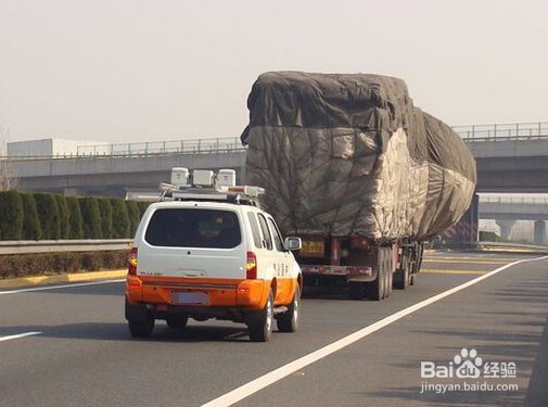 开车遇到加塞的车怎么办？