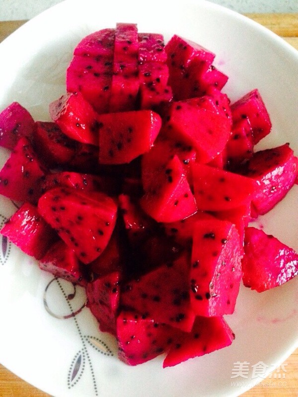 火龙果莲子红枣银耳汤