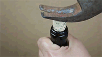 如何不用开瓶器打开酒瓶