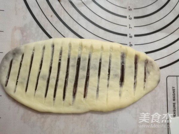 毛毛虫豆沙面包