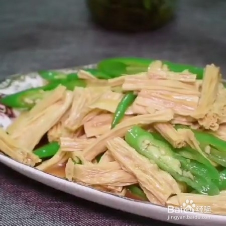 美味青椒焖腐竹