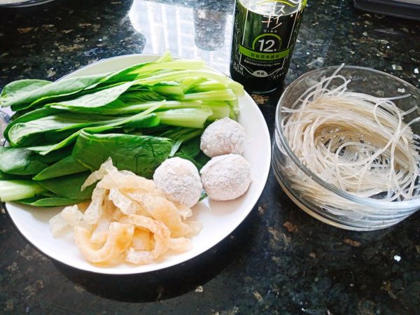 鸡毛菜粉丝丸子汤