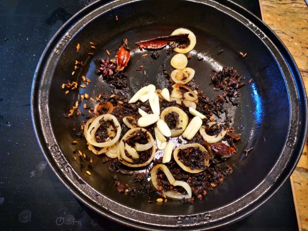 霉干菜香芋红烧肉