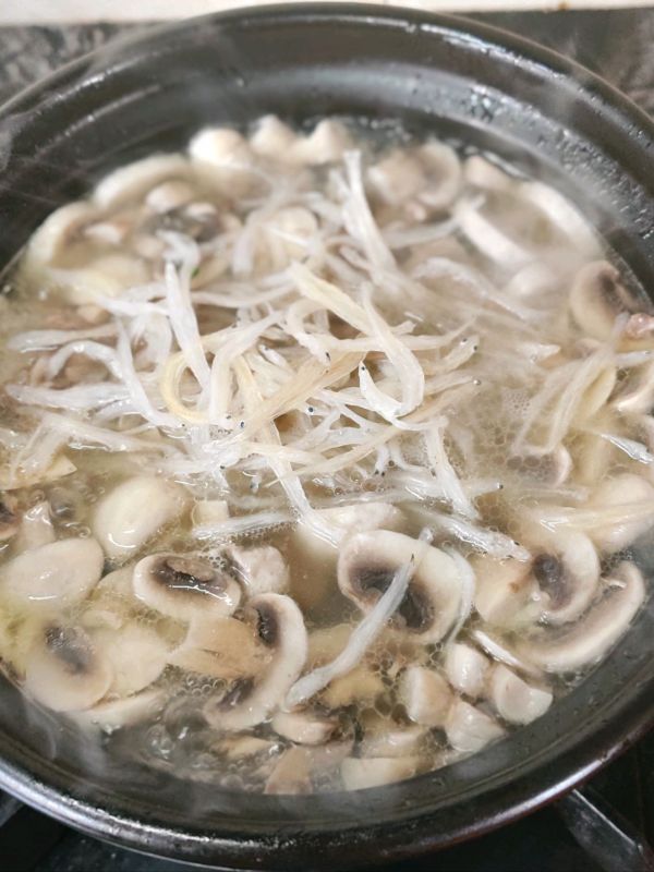 排骨银鱼蘑菇汤