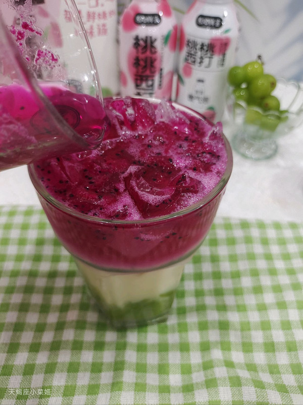 青提桃桃养乐多