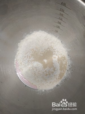 火龙果雪顶草莓软欧包的做法