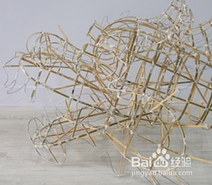 龙头与龙尾」是结合竹编,纸糊,绷布,绘画等特殊纸扎工艺的台湾工艺品