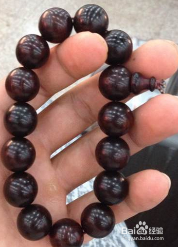 把玩小叶紫檀手串的方法