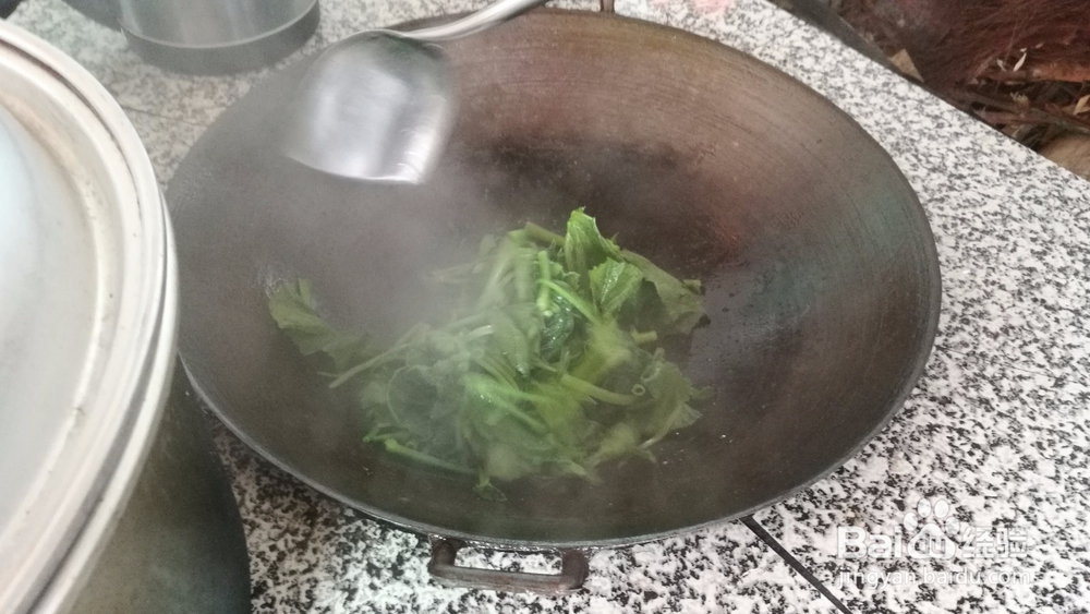 乡村清炒南瓜叶的方法。