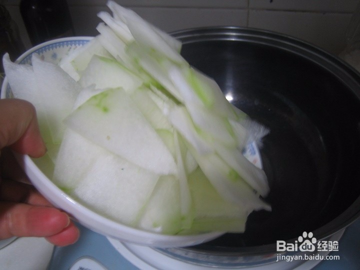 老年人怎样操作电磁炉来炒木耳冬瓜片