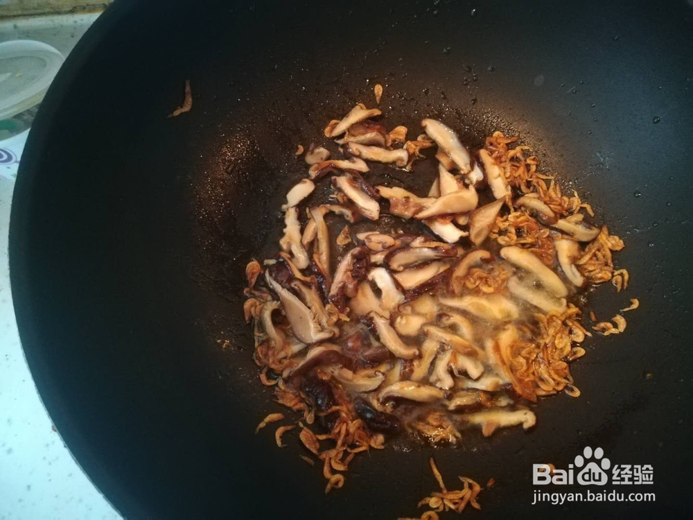 香菇虾米酱油炒饭，好吃又简单的自制攻略！