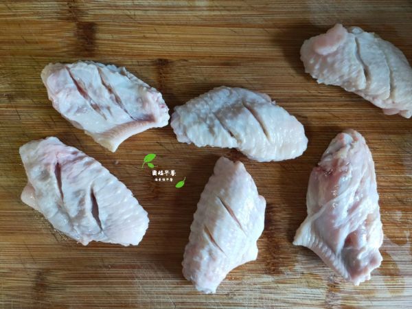 吮指蒜香烤鸡翅