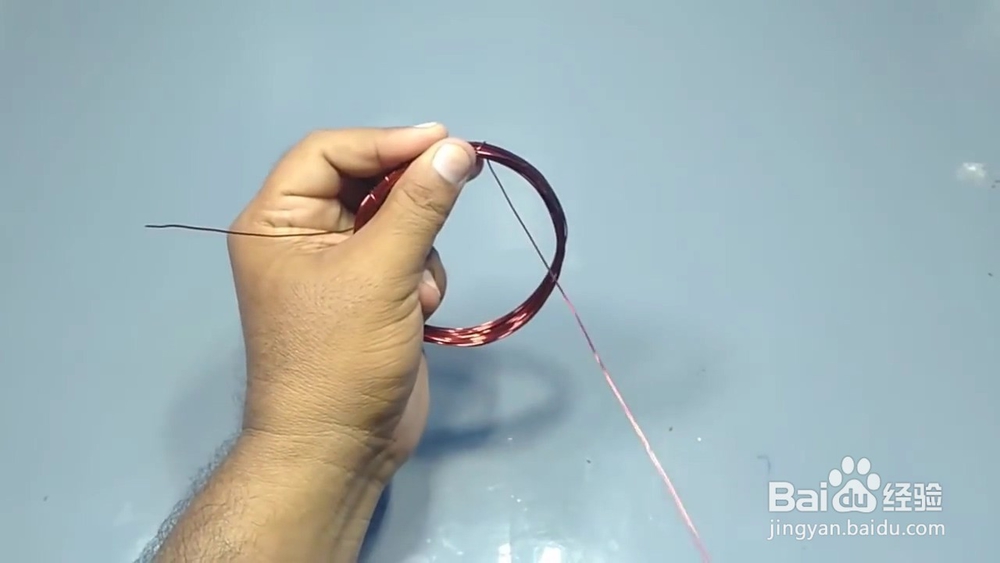 怎么让不接电源的灯泡亮起来