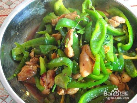 青椒炒鸡肉的做法