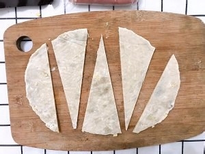 手抓饼烤肠卷,酥脆口感美味无比