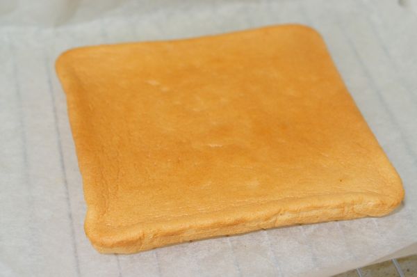 草莓鲜奶蛋糕卷