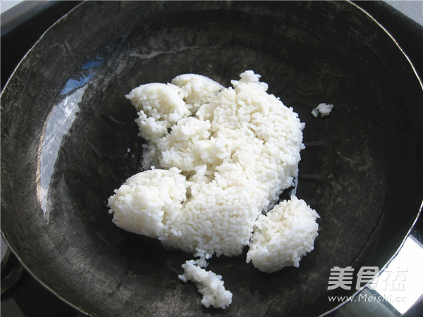 腊肠豌豆蛋炒饭