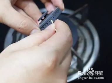 家里的燃气灶出现红火怎么办