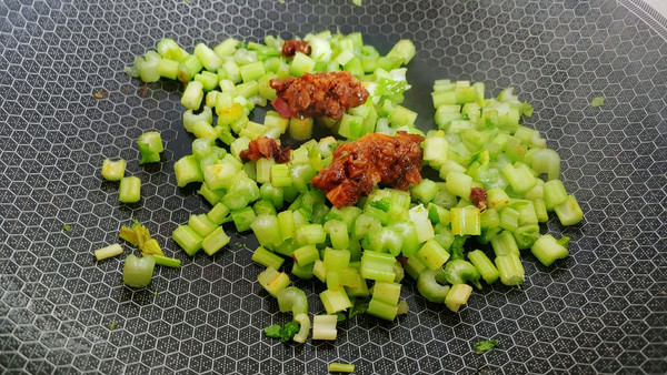 肉酱蛋碎芹菜粉