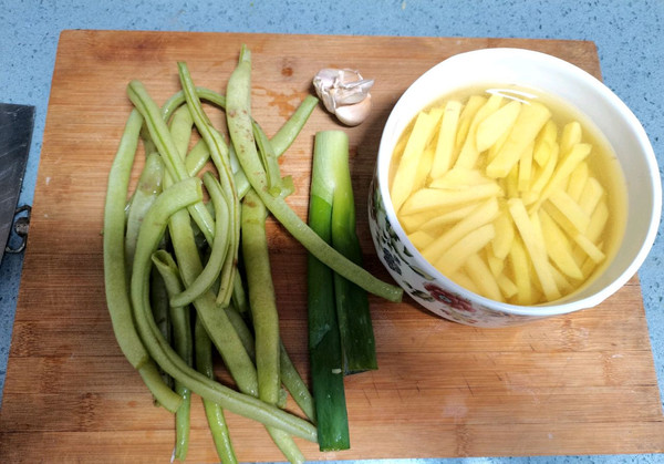 干煸豆角土豆条