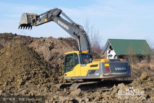 上海洋山港进口国外二手挖掘机该怎么操作?