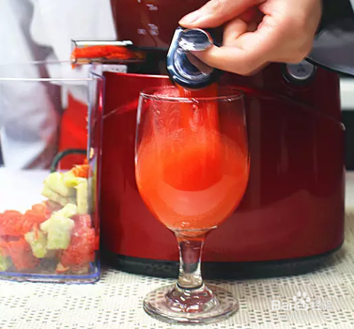 排毒纤体果汁──番茄苹果高丽菜汁
