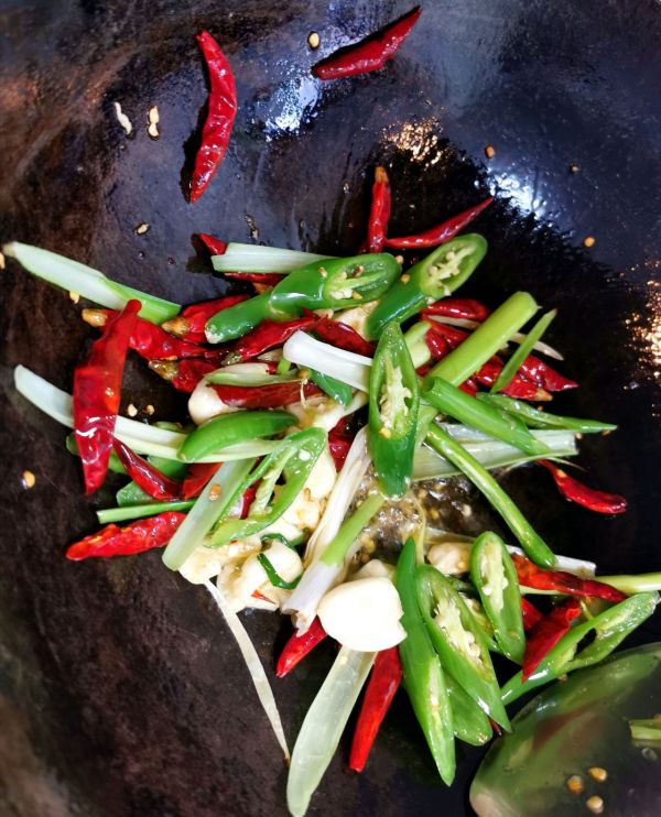 蒜苗鲜笋爆炒烟熏肉