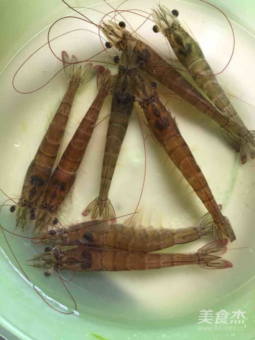 这次买的活虾,非常新鲜.虾去壳去沙线