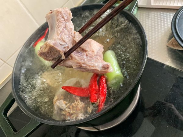 上大骨头炖酸菜