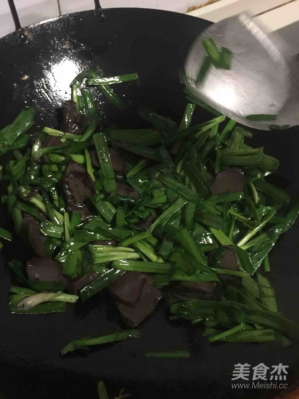 韭菜炒鸭血的做法