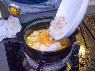 蟹黄豆腐煲怎么做？