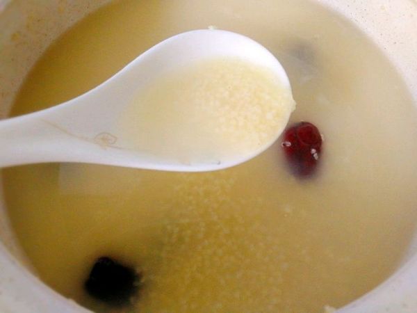 南瓜豆沙包、红枣小米粥