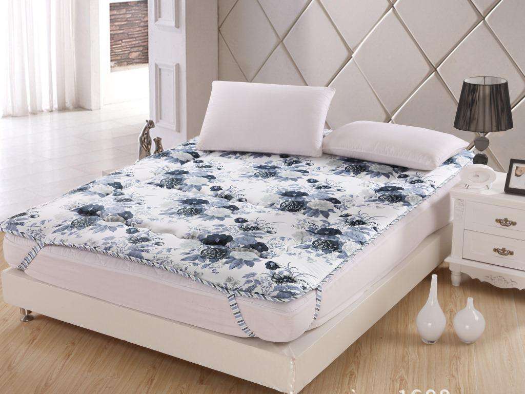 铺在床单下面,床垫上面的那层棉被叫什么