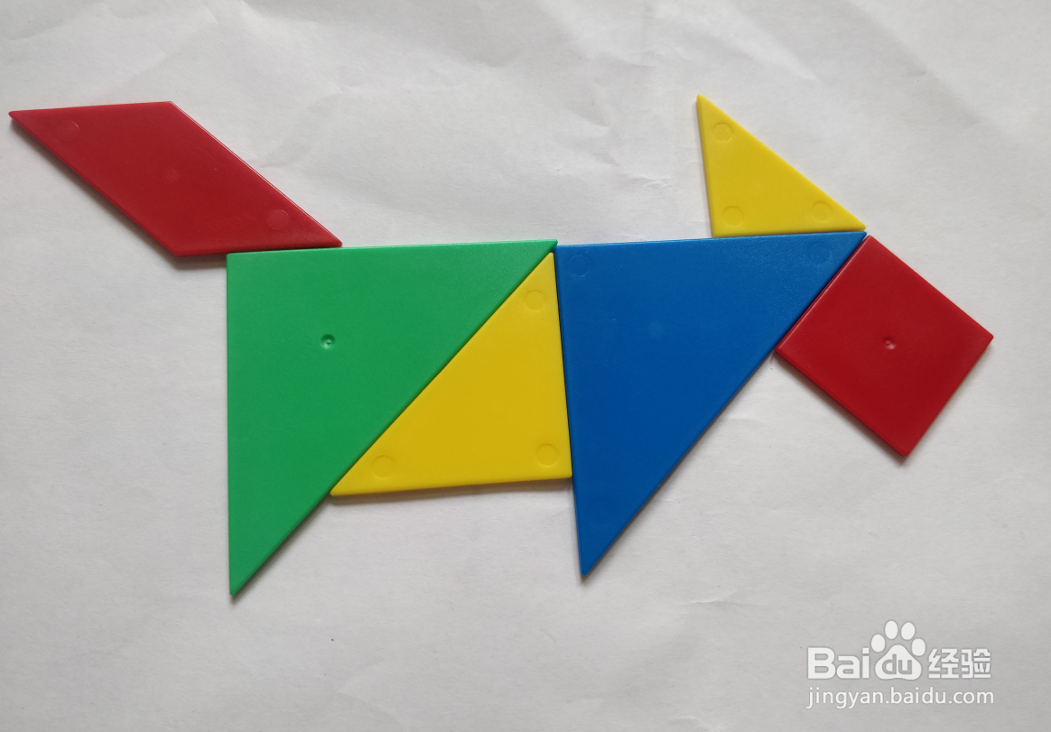 用(蝶式)七巧板怎么拼一只站着的沙皮狗?