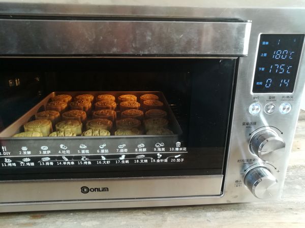 红豆沙蛋黄月饼