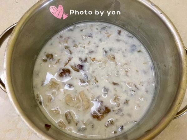 桃胶皂角米蔓越莓银耳桂圆羹