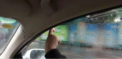 下雨天车窗起雾,后视镜看不清怎么办?