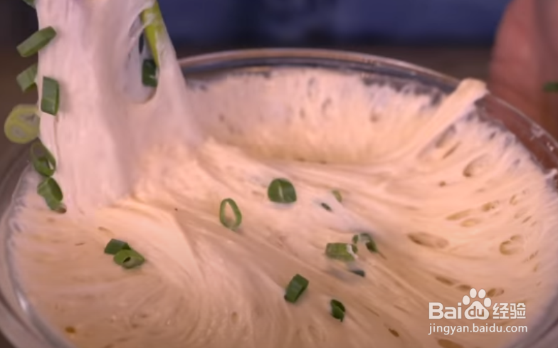 满满葱花外酥内软，巨好吃的葱油饼