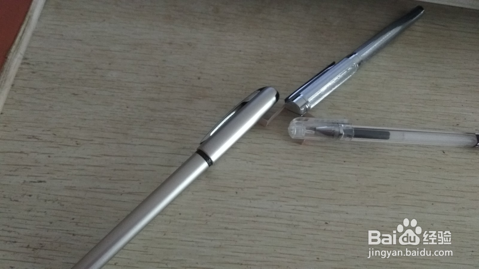 如何用一个细长的硬卡纸做三支中性笔的简易支架