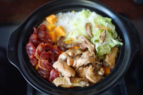 广式腊味滑鸡煲仔饭
