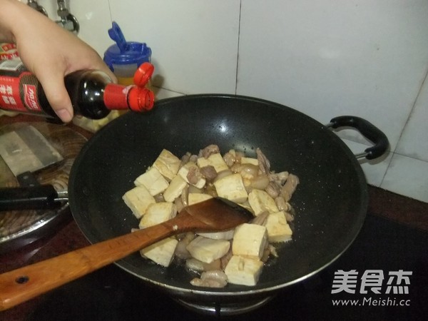 五花肉焖豆腐