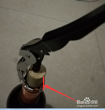 图示简单操作打开红酒