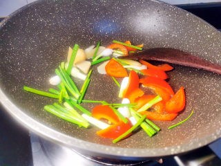 五花肉炒茭白做法