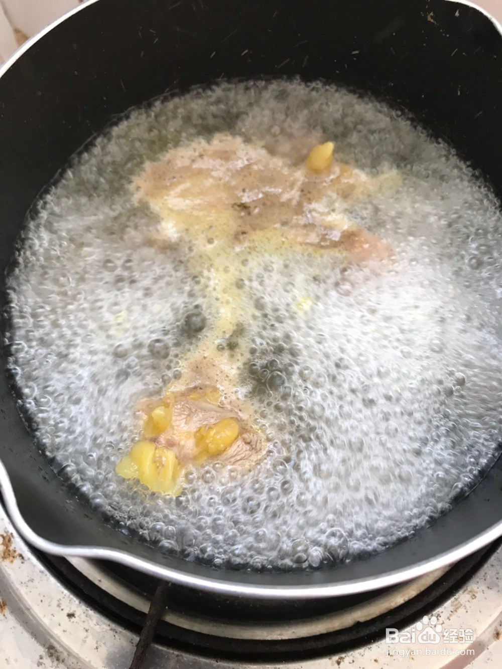 海底椰蜜枣莲子鸡汤的做法