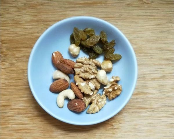 芒果虾仁坚果沙拉